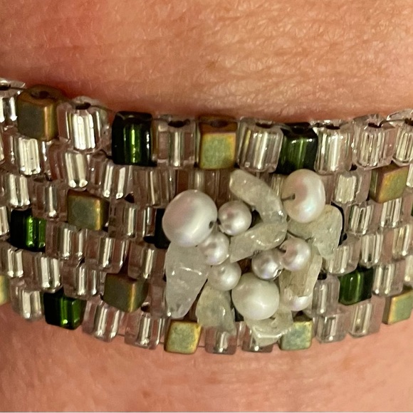 Beautiful hand-beaded sage green and silvery white bracelet. - Picture 9 of 10